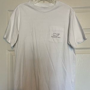 White vineyard vines tee shirt
